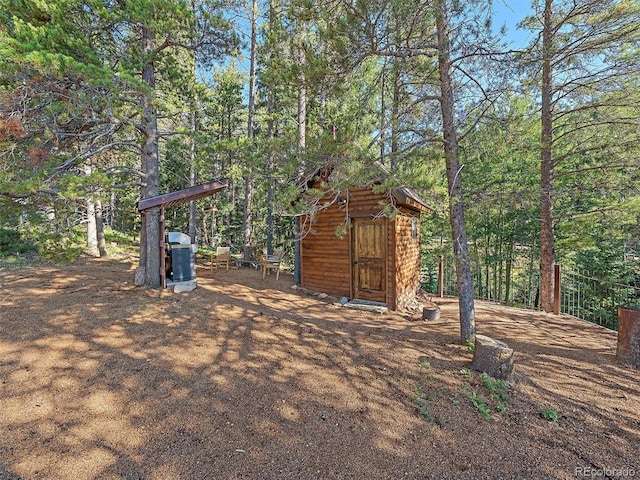 view of yard featuring a storage unit