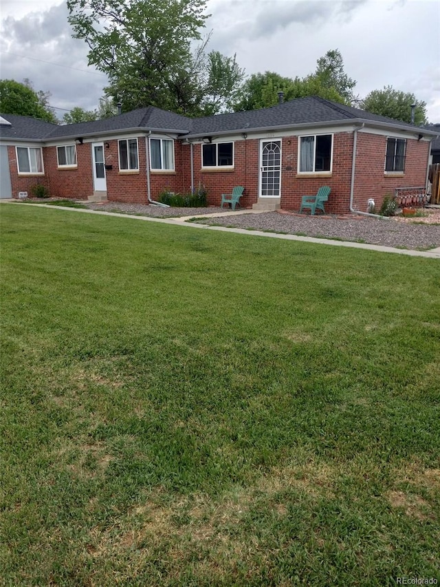 ranch-style house featuring a front yard