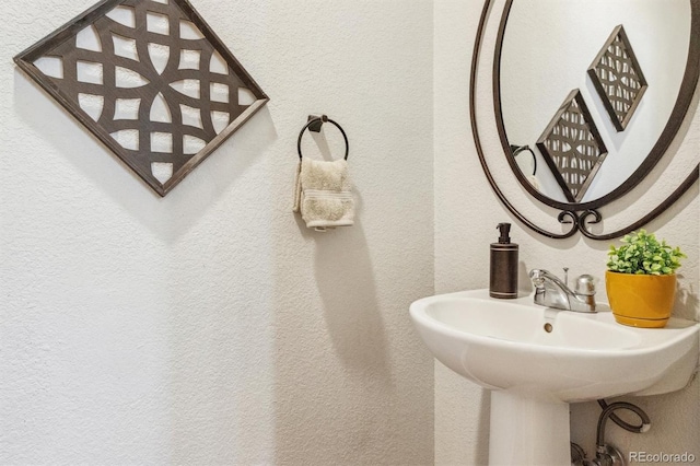 bathroom featuring a textured wall