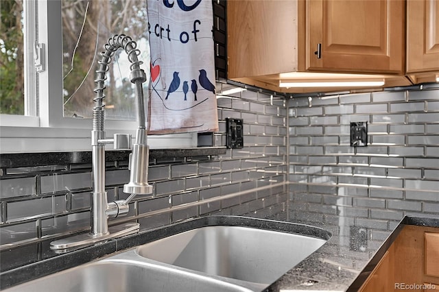 1922 Danube Way, Aurora, CO 80011 - kitchen featuring tasteful backsplash and dark stone countertops