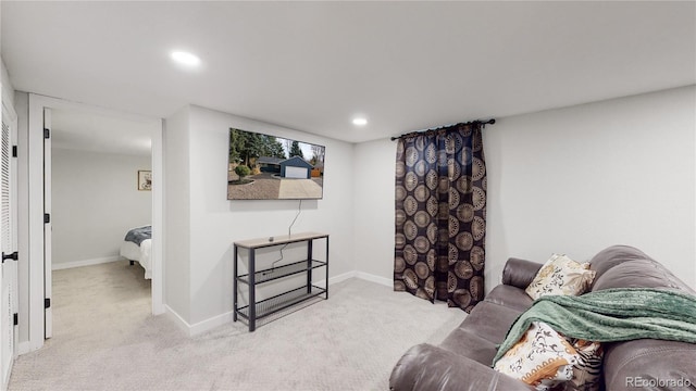 living area featuring recessed lighting, baseboards, and carpet floors