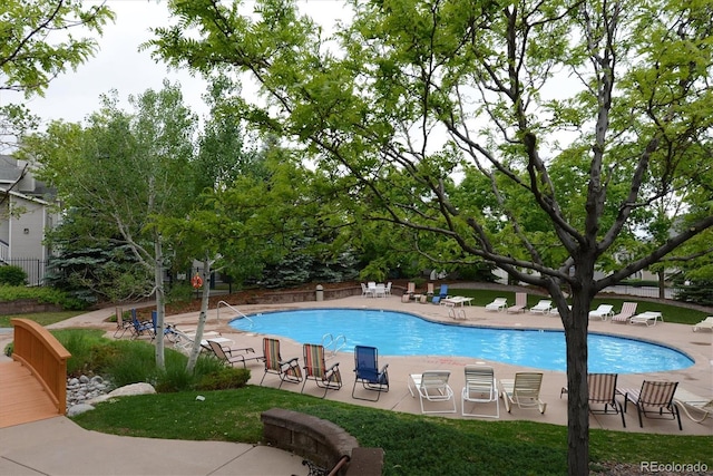 3847 Mossy Rock Dr Unit 104, Highlands Ranch, CO 80126 - community pool featuring a patio and fence