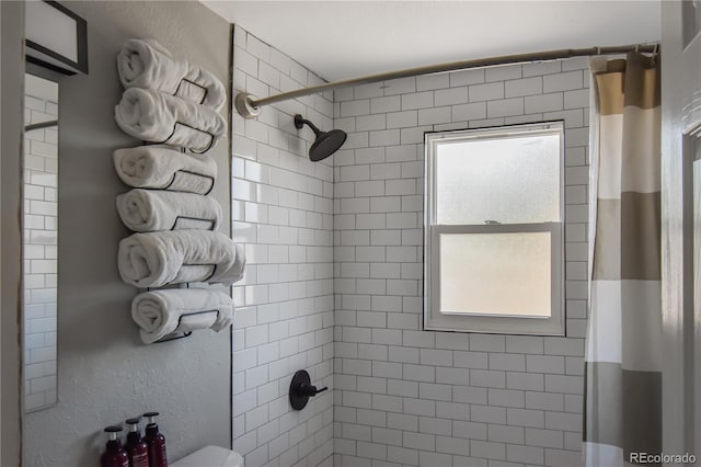 bathroom featuring a shower with shower curtain