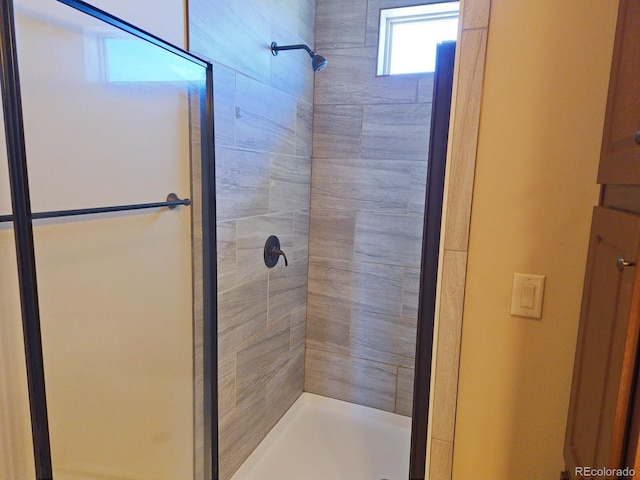 bathroom featuring a tile shower