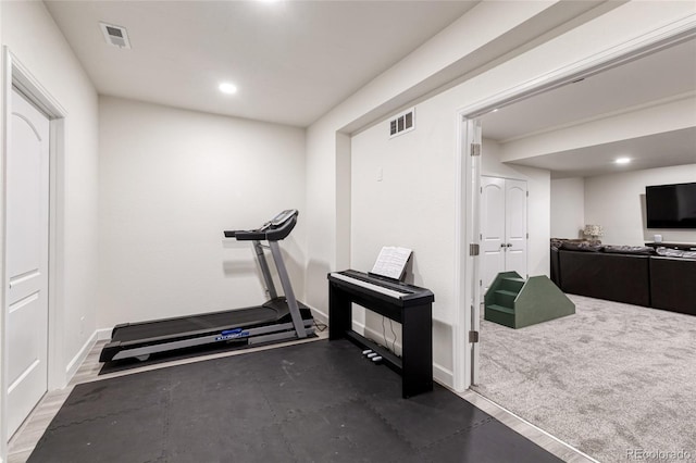 workout area featuring recessed lighting, visible vents, and baseboards