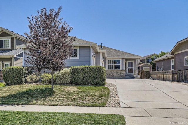 view of front of house featuring a front lawn