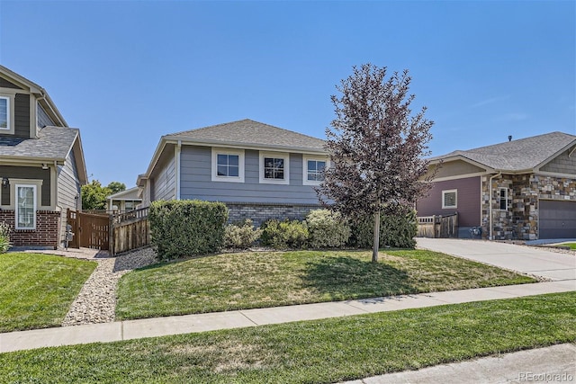 view of front of property featuring a front lawn and a garage