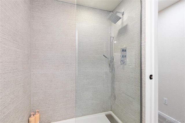 bathroom featuring tiled shower