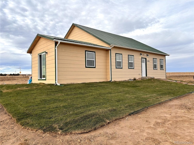 view of front facade featuring a front yard