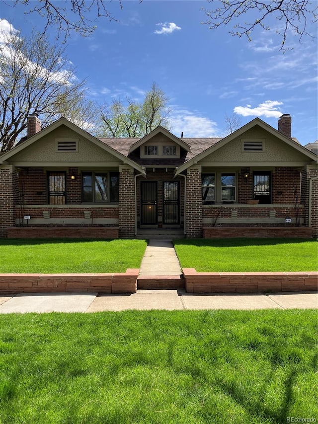 view of front of property with a front yard