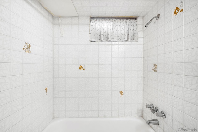 bathroom with tiled shower / bath combo