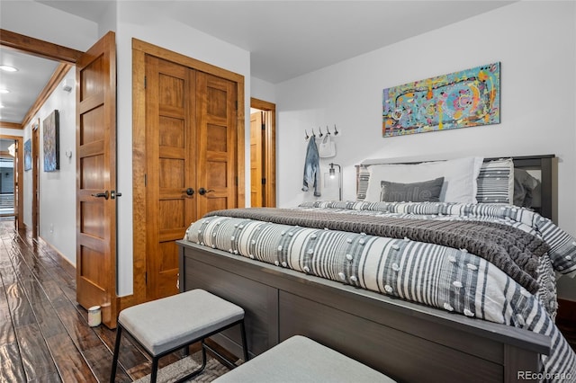 504 Ravenwood Dr Unit B2, Grand Lake, CO 80447 - bedroom featuring dark wood-style floors, a closet, baseboards, and recessed lighting