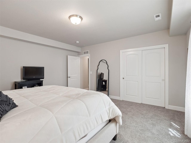 6970 E Lake Dr, Centennial, CO 80111 - carpeted bedroom featuring baseboards, a closet, and visible vents