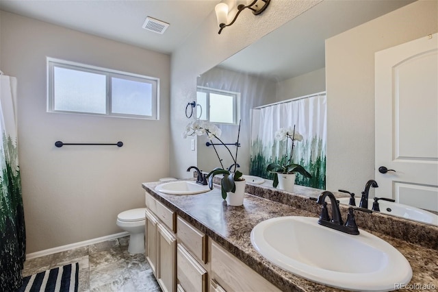 bathroom with a shower with shower curtain, vanity, and toilet