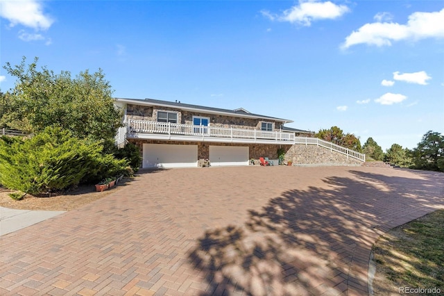 view of front property featuring a garage