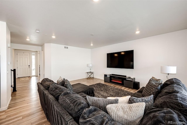 960 S De Gaulle Ct, Aurora, CO 80018 - living area featuring light wood-style floors, recessed lighting, and baseboards