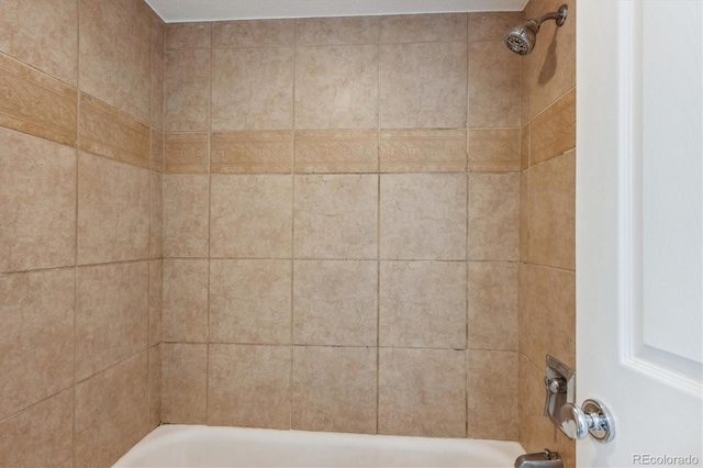 bathroom featuring tiled shower / bath combo