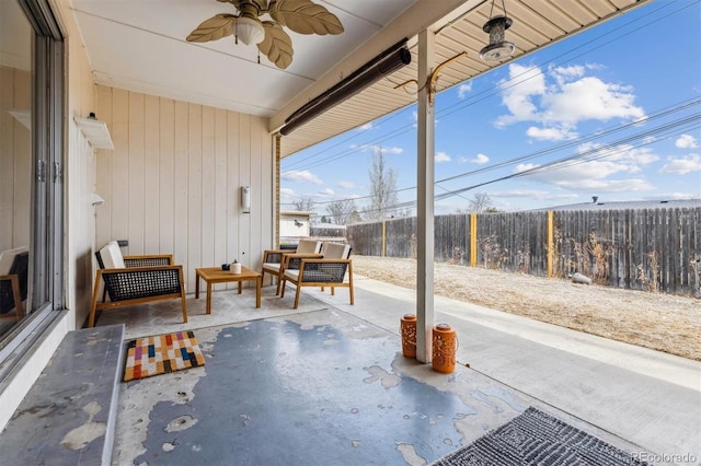 sunroom featuring ceiling fan