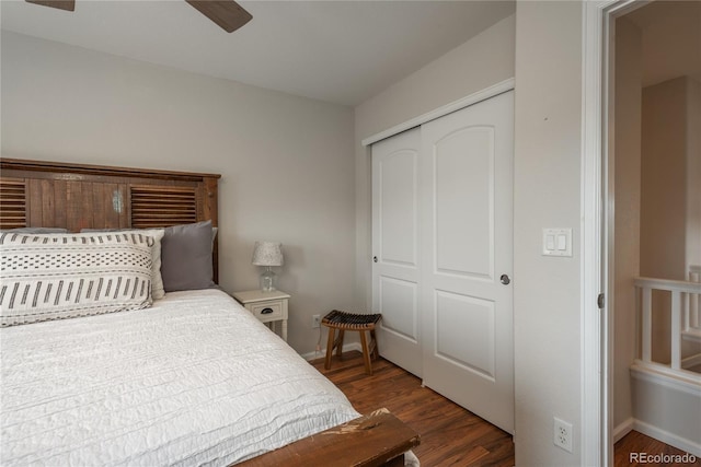 bedroom featuring dark wood-style floors, a closet, ceiling fan, and baseboards