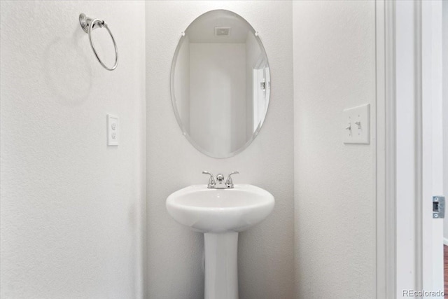 bathroom featuring a sink