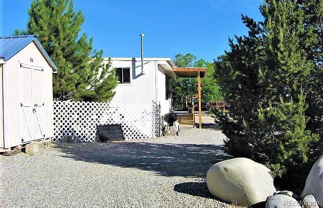 view of yard featuring a storage unit