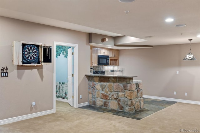 kitchen with tasteful backsplash, kitchen peninsula, carpet floors, and pendant lighting