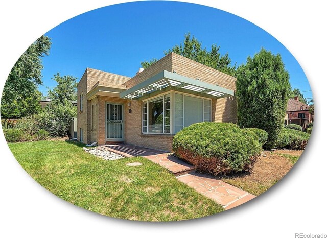 view of front of home with a front lawn