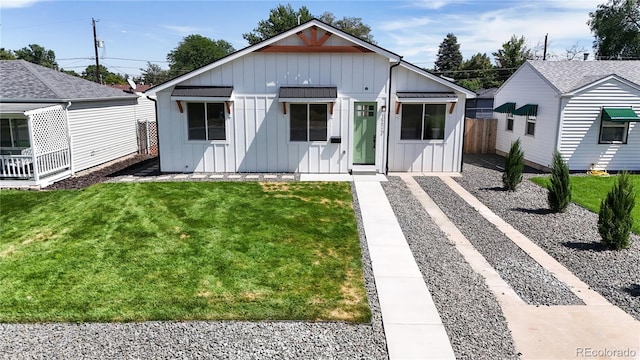 view of front facade with a front lawn