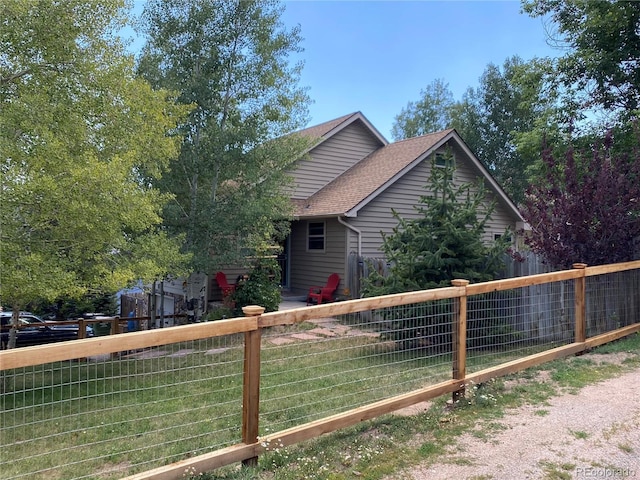 view of side of property featuring a lawn