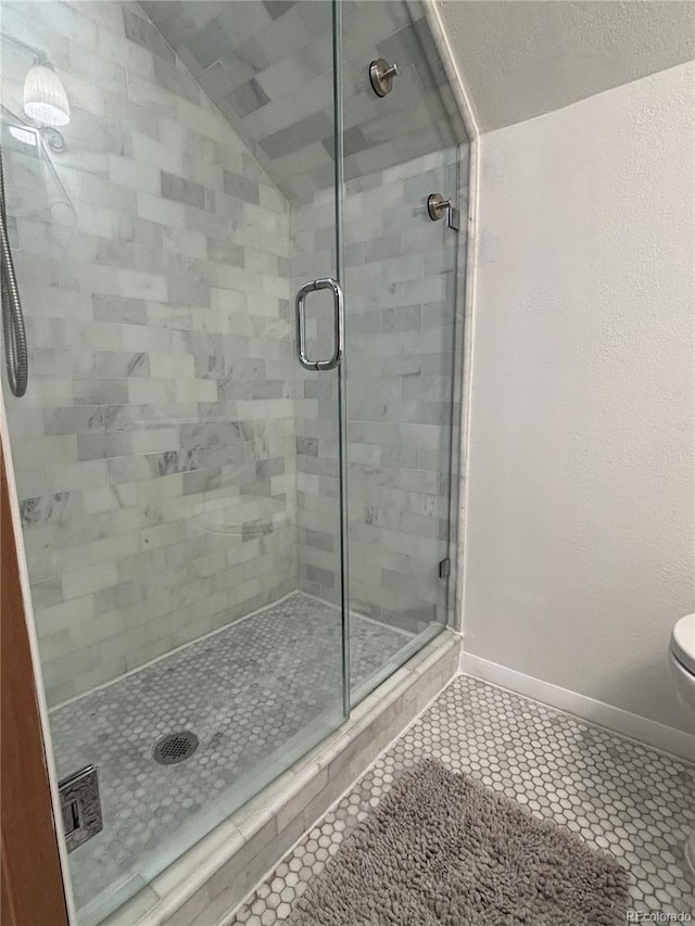 bathroom with lofted ceiling, an enclosed shower, a textured ceiling, and toilet