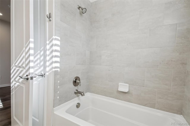 bathroom with tiled shower / bath