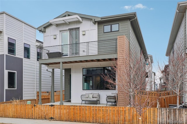 view of front of property featuring a balcony