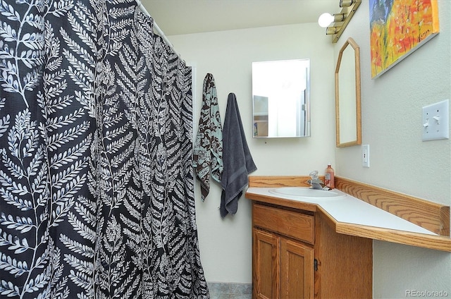 full bathroom with curtained shower and vanity