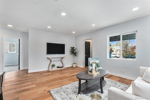 living area featuring light wood-style floors, recessed lighting, and baseboards