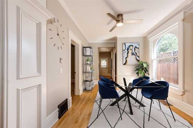 dining room featuring crown molding, light hardwood / wood-style flooring, and ceiling fan