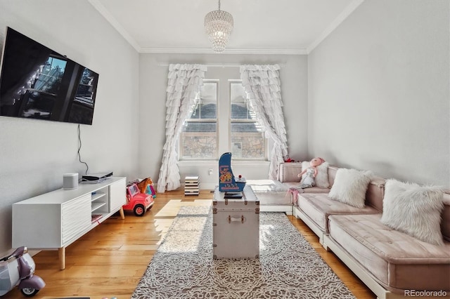 living room featuring a notable chandelier, crown molding, and wood finished floors