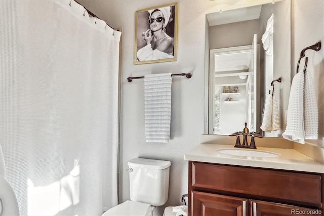 full bathroom featuring vanity, toilet, and a shower with curtain