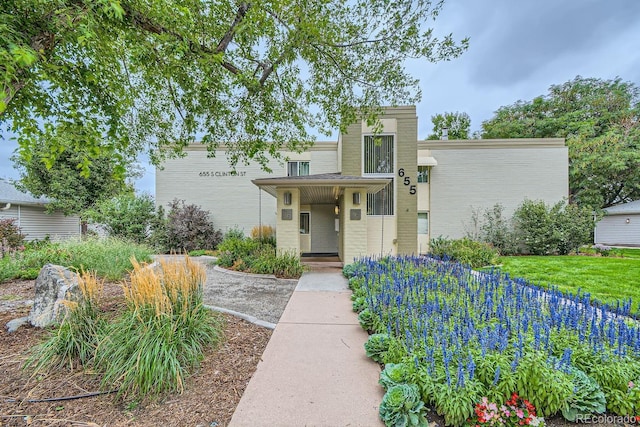 mid-century home featuring brick siding and a porch