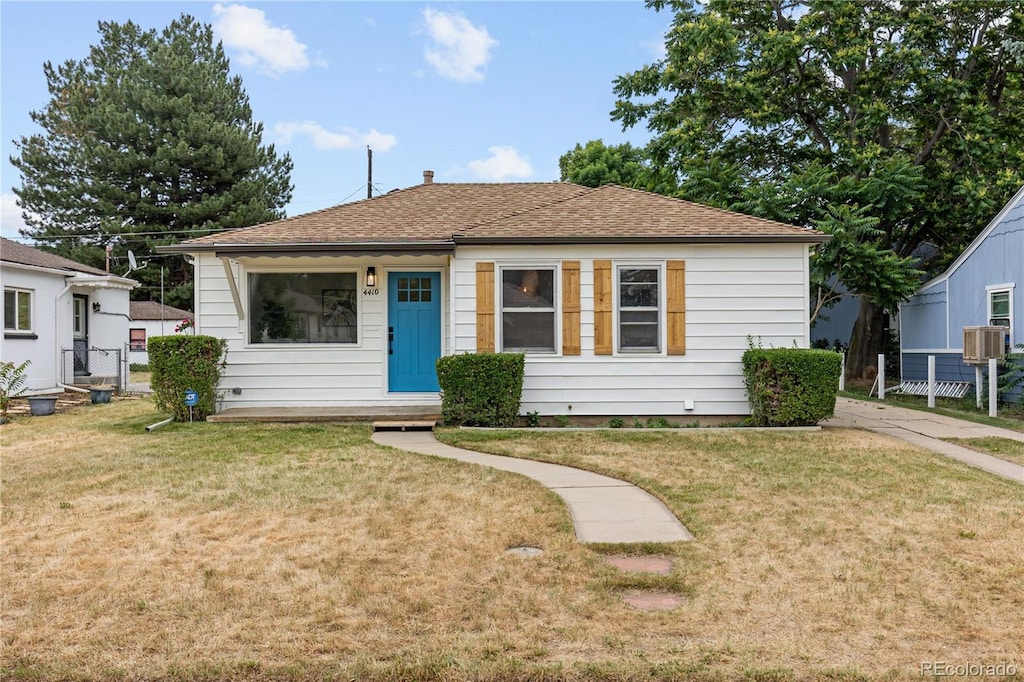 bungalow featuring a front yard