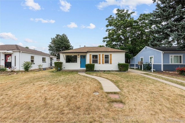 view of front of property featuring a front lawn