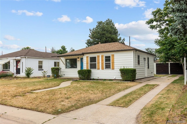 view of front of house featuring a front lawn