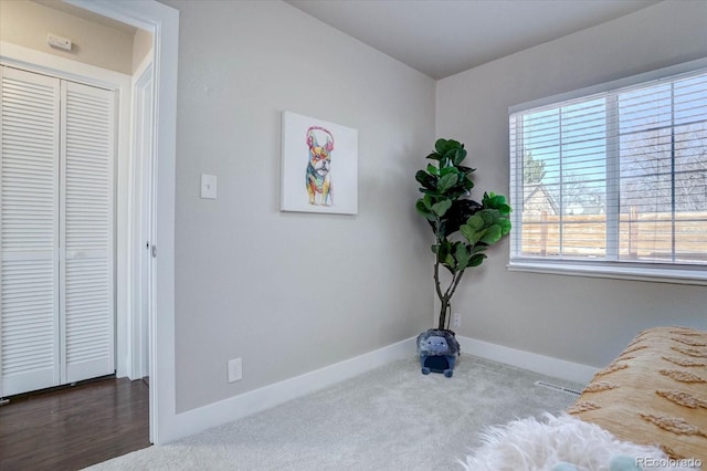 living area with carpet