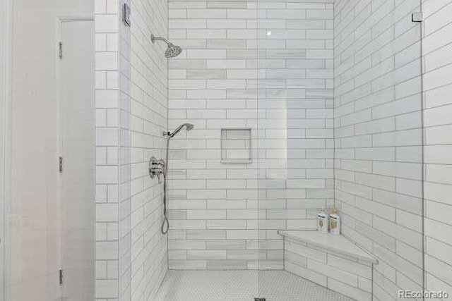 bathroom featuring a tile shower