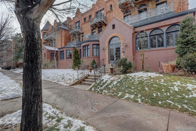 view of front of property featuring a lawn