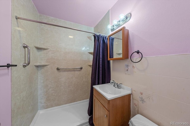 bathroom featuring a shower with curtain, vanity, toilet, and tile walls