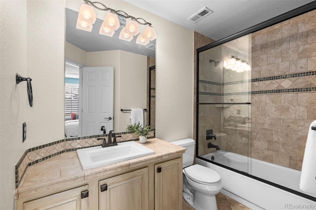 ensuite bathroom with enclosed tub / shower combo, connected bathroom, visible vents, and a textured wall