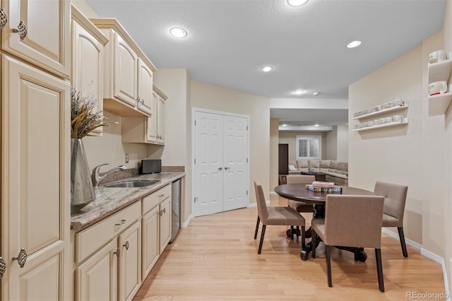 dining space with a textured ceiling, light wood-style floors, baseboards, and recessed lighting