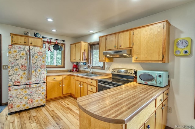 kitchen with sink, refrigerator, light wood-type flooring, kitchen peninsula, and stainless steel electric stove