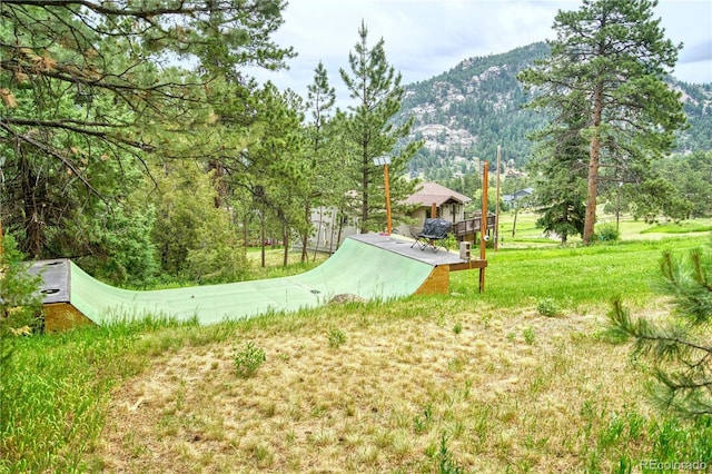 view of yard with a mountain view