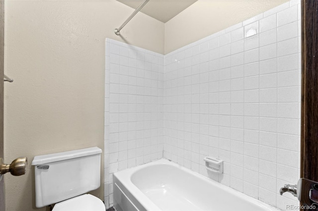 bathroom with tiled shower / bath and toilet